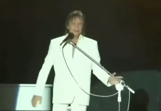 Em show, Roberto Carlos pede um minuto de aplausos para homenagear Silvio Santos — SBT
