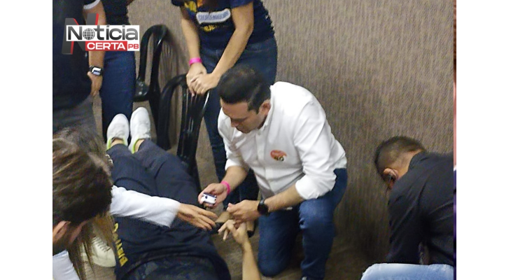 Candidato a prefeito de Campina Grande socorre estudante durante sabatina nesta quinta-feira — Notícia Certa