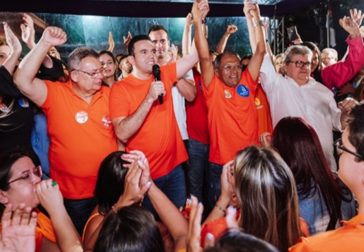JUNTO AO GOVERNADOR JOÃO AZEVEDO, DR. JHONY REÚNE MULTIDÃO EM INAUGURAÇÃO DO COMITÊ OFICIAL DE CAMPANHA — Resumo PB
