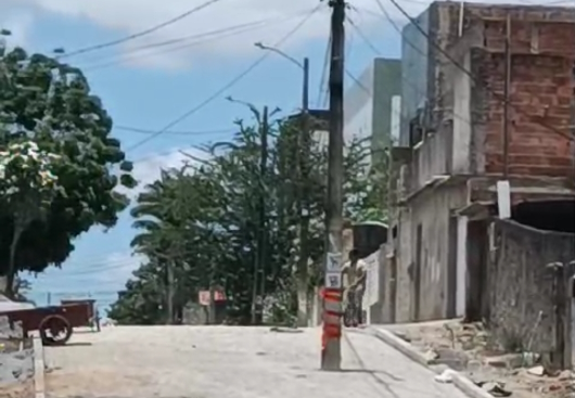 RAPIDINHAS DO MF  GESTÃO DE BRUNO CUNHA LIMA FAZ CALÇAMENTO PELA METADE E COM UM POSTE NO MEIO DA RUA, NA VILA CASTELO BRANCO