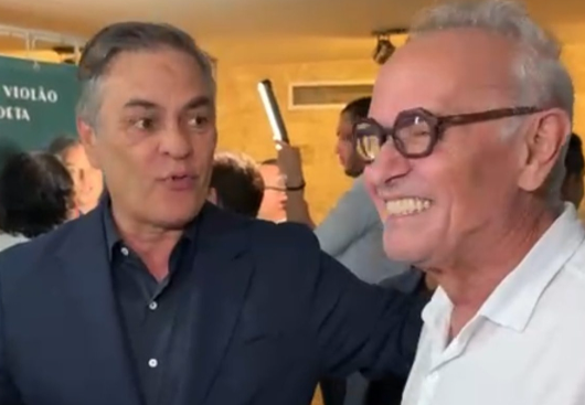 Em Campina Grande, Cícero encontra Cássio e Veneziano antes de assistir ao filme sobre Ronaldo Cunha Lima