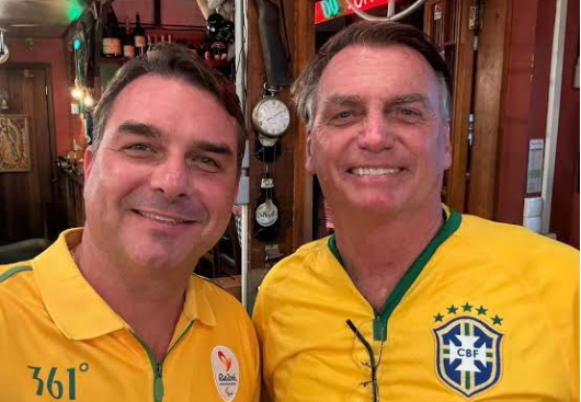 Flávio Bolsonaro lamenta não poder postar foto com o pai neste domingo (10)