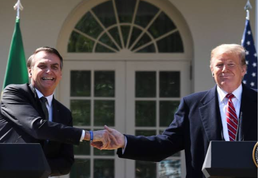 Conselheiro de Trump diz que não vai parar até que Jair Bolsonaro 'esteja livre'