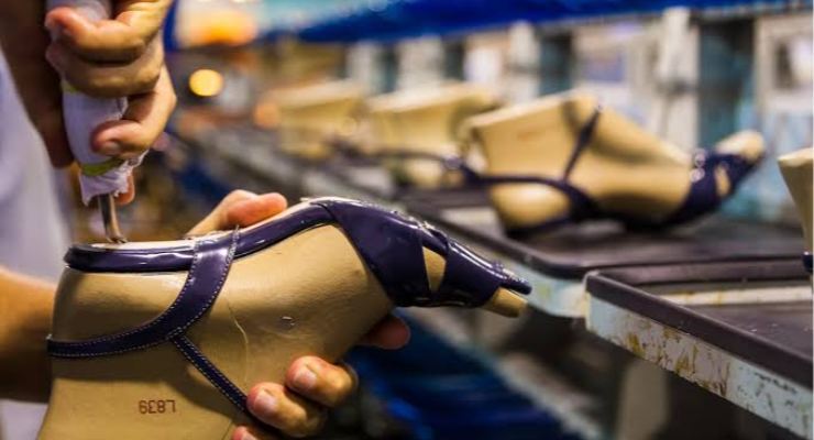 Tarifaço pode causar prejuízo de R$ 1,2 bilhão e perda de até 20 mil empregos no setor calçadista