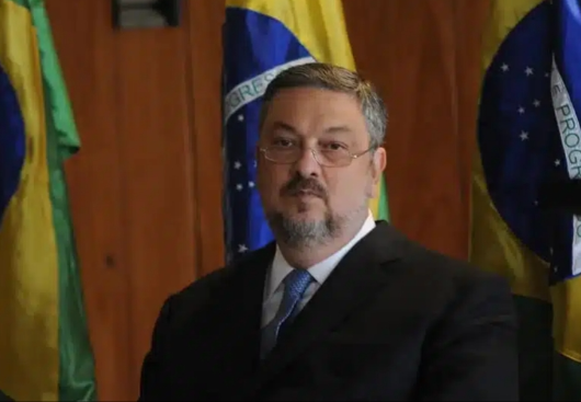 MINISTRO INDICADO POR BOLSONARO ANULA CONDENAÇÕES DE EX-AUXILIAR DE LULA