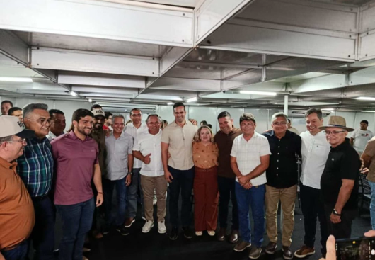Lucas Ribeiro recebe apoio de seis prefeitos durante ExpoRiacho 2025, em Riacho dos Cavalos