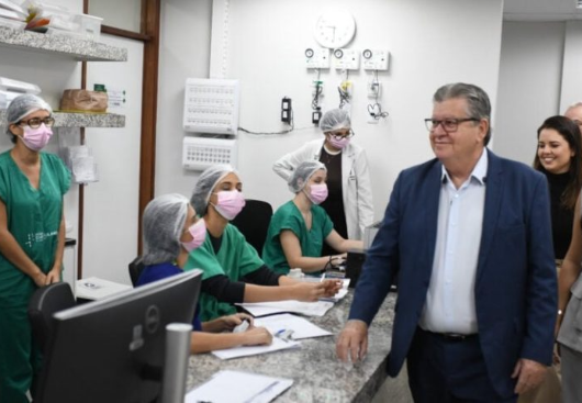João Azevêdo recebe alta um dia após cirurgia e segue recuperação em casa