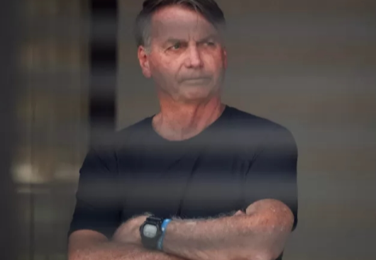 PGR pede a Moraes reforço de policiamento no entorno da casa de Bolsonaro para evitar suposta fuga