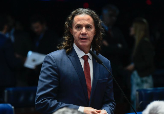 Senador Veneziano Vital exalta aprovação de proteção a crianças em ambientes digitais, mas alerta para a necessidade de proteger todos os usuários