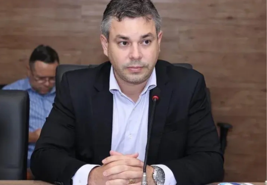 Declarações de André Coutinho sobre processos no TRE trazem Vítor Hugo para o centro da ‘En Passant’