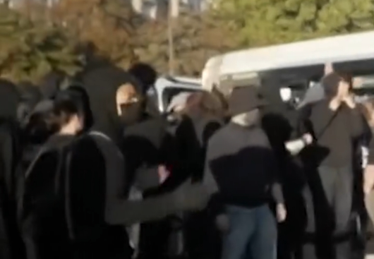 Franceses convocam protestos e bloqueiam estradas após queda do primeiro-ministro