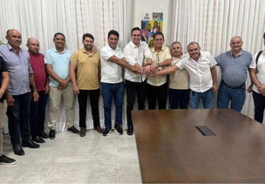 Prefeito de Lastro, vice, vereadores e lideranças locais oficializam apoio a Lucas Ribeiro para o Governo da Paraíba
