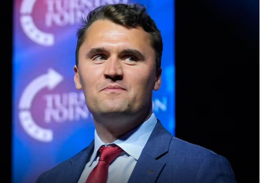 Influenciador trumpista Charlie Kirk é morto após ser baleado em evento em universidade nos EUA