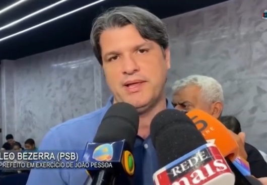 Cobrado, Leo reage a Tibério e diz que 'não vai dar palanque a problemas eleitorais'