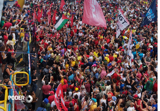 Esquerda teve grande bandeira do Brasil, mas vermelho prevaleceu