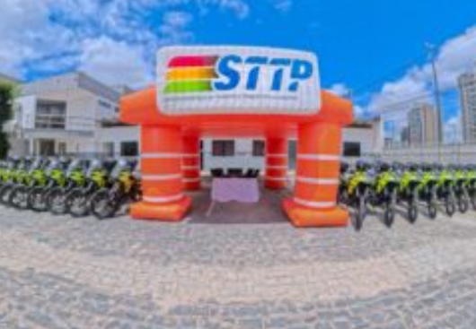 Bruno e Romero reforçam parceria em entrega de equipamentos e motos para a STTP