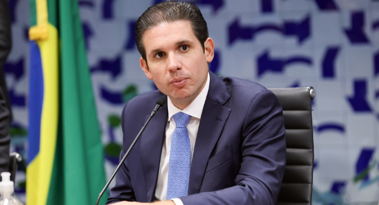 Motta barra manobra do PL e veta Eduardo Bolsonaro como líder na Câmara