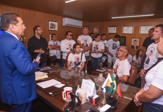 Adriano se reúne com família de vereador assassinado em Jacaraú e cobra solução para o caso