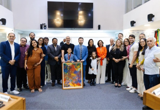 ALPB concede medalha Augusto dos Anjos a menino pintor autista que vai expor no Louvre