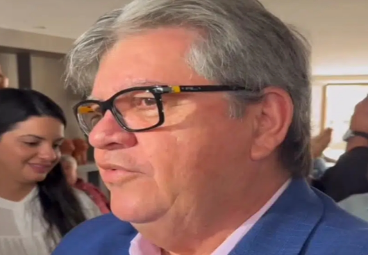 João Azevêdo descarta recuo na pré-candidatura de Lucas Ribeiro em 2026