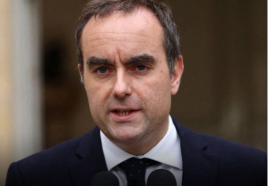 Primeiro-ministro da França renuncia por falta de condição de governar, menos de um mês após assumir cargo