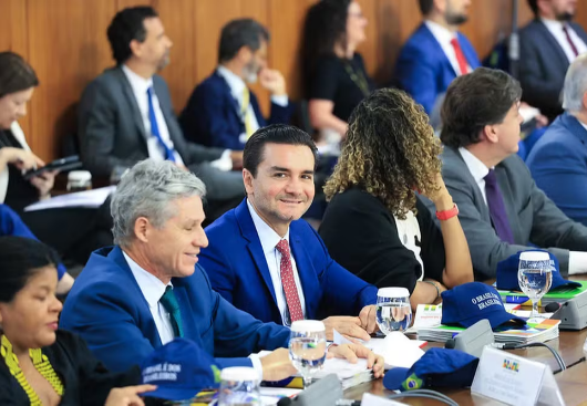 Sabino resiste à pressão do União e diz que ficará no governo: 'Tenho a confiança do presidente Lula'