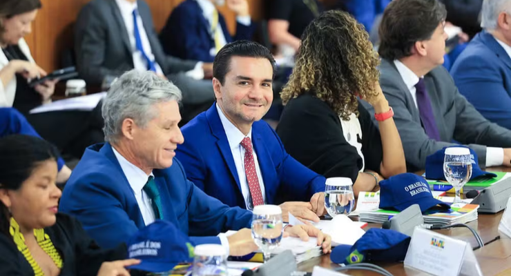 Sabino resiste à pressão do União e diz que ficará no governo: 'Tenho a confiança do presidente Lula'