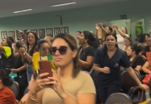 'Pague meu salário': caos financeiro - esses foram os gritos desesperados de servidores da saúde cobrando a gestão de Bruno Cunha Lima, parando a Câmara de Vereadores