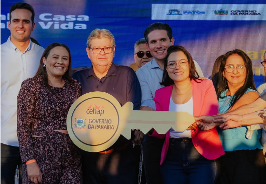 João Azevêdo entrega 96 casas e Centro de Esportes em Patos