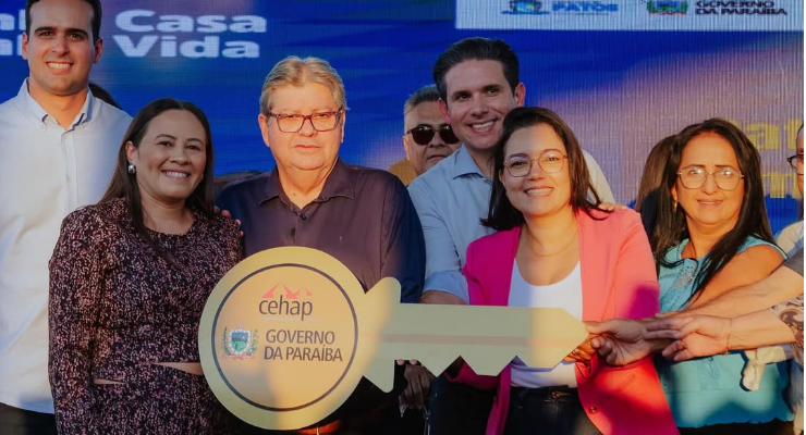 João Azevêdo entrega 96 casas e Centro de Esportes em Patos