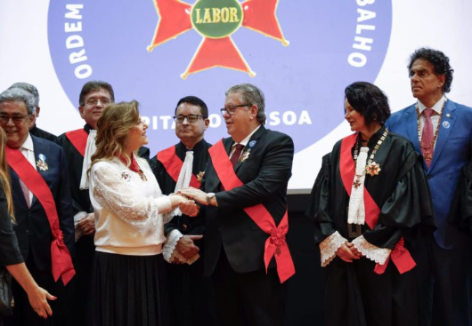 João Azevêdo é homenageado em solenidade do TRT-PB e destaca parcerias com Tribunal