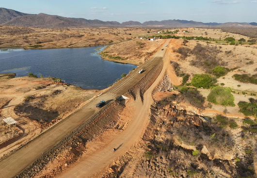 Governo da PB intensifica obras de pavimentação da rodovia que liga Coremas a Aguiar