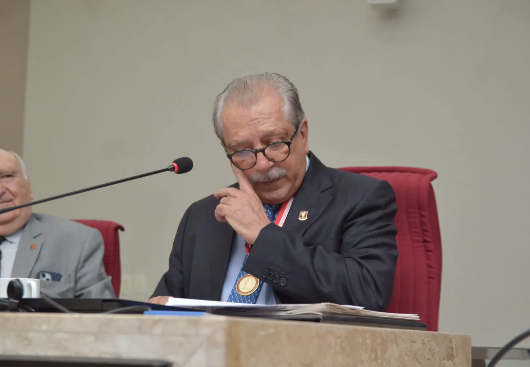 Com despedida regada a discursos emocionados, Catão deixa TCE e abre espaço para briga pela sucessão
