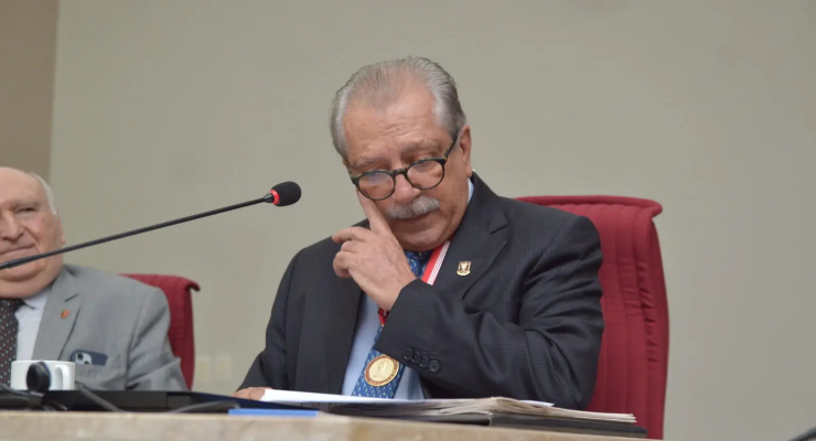 Com despedida regada a discursos emocionados, Catão deixa TCE e abre espaço para briga pela sucessão