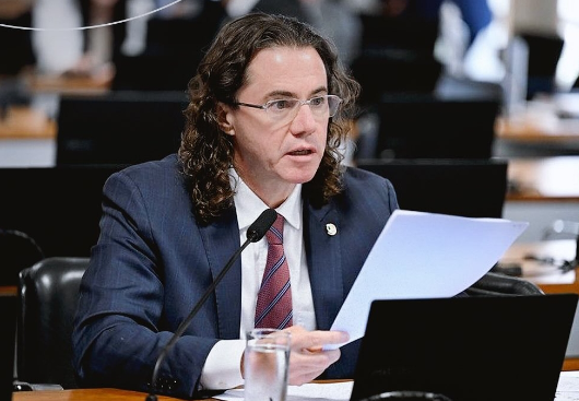 SENADO APROVA RELATÓRIO DE VENEZIANO A PROJETO QUE PROÍBE COBRANÇA DE BAGAGEM DE MÃO DE ATÉ 10 KG EM VOOS COMERCIAIS
