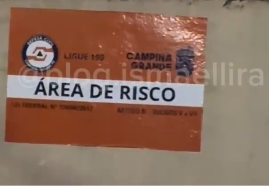Agora é área de risco sinalizada pela própria prefeitura de Campina Grande: prédio histórico abandonado pela gestão Bruno Cunha Lima vira ameaça para pedestres e automóveis no coração da cidade