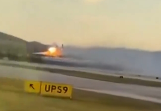 Avião de carga da UPS cai logo após decolar em Louisville, nos EUA