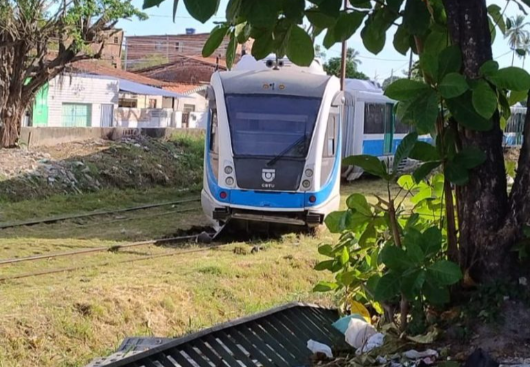 Trem descarrila e paralisa trecho do transporte ferroviário em João Pessoa