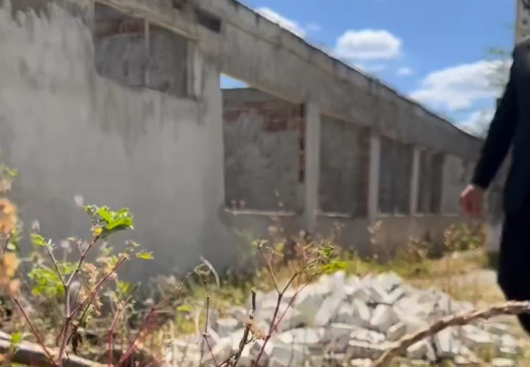 ESCOLAS MANTIDAS PELA PREFEITURA DE CAMPINA GRANDE ESTARIAM ABANDONADAS E SUCATEADAS; VEREADOR WELLINGTON COBRA MISTRA AS IMAGENS IMPRESSIONANTES