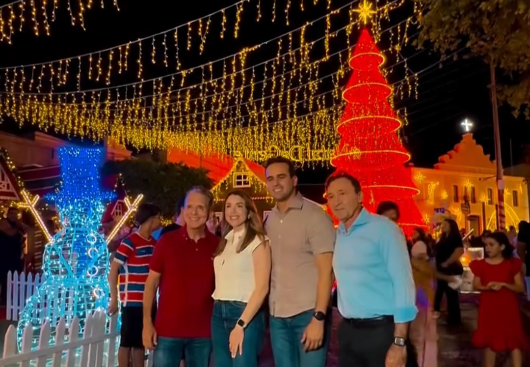 PATOS: COM PRESENÇA DE LUCAS RIBEIRO, NABOR WANDERLEY ACIONA A ILUMINAÇÃO DE NATAL DA MORADA DO SOL