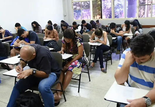 Cícero anuncia convocação de todos os aprovados no concurso da Educação