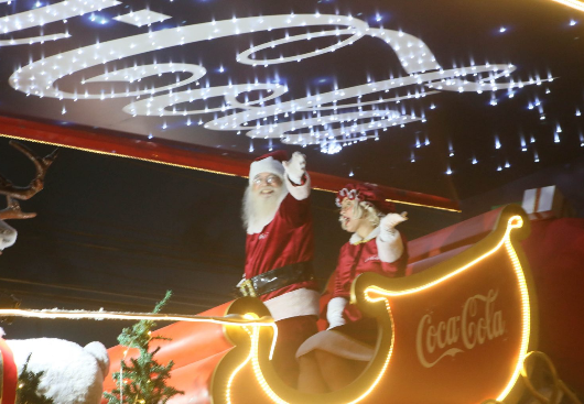 Caravana Iluminada da Coca-Cola encanta famílias durante passagem pelas ruas e avenidas de João Pessoa