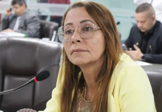 Vereadora Aninha Cardoso fiscaliza escola com salas interditadas por causa de cupins em Campina Grande