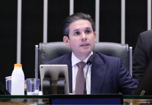 Hugo Motta instala comissão e tira do ministro Renan Filho poder de decidir mudanças na CNH