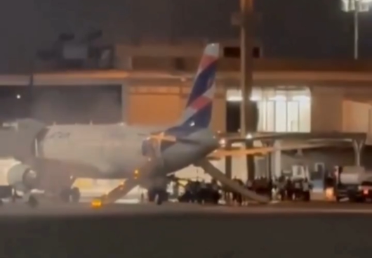 Passageiros evacuam avião às pressas após incêndio em Guarulhos