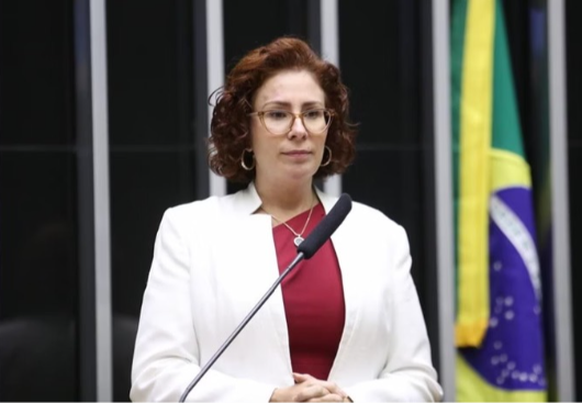 Câmara dos Deputados rejeita cassação do mandato de Carla Zambelli