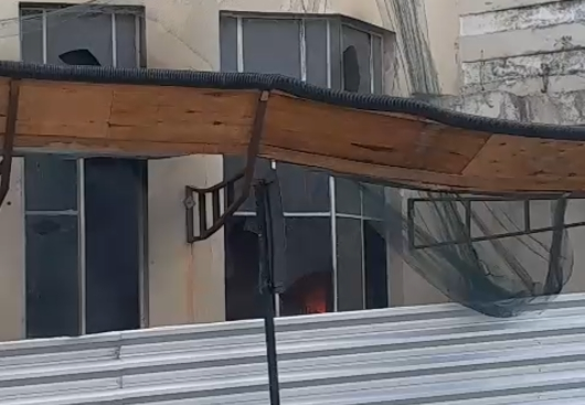 URGENTE - INCÊNDIO NO CENTRO DE CAMPINA GRANDE : PRÉDIO HISTÓRICO DA PREFEITURA, COMPLETAMENTE ABANDONADO AO RELENTO PELA GESTÃO DE BRUNO CUNHA LIMA, AGORA ESTÁ EM CHAMAS