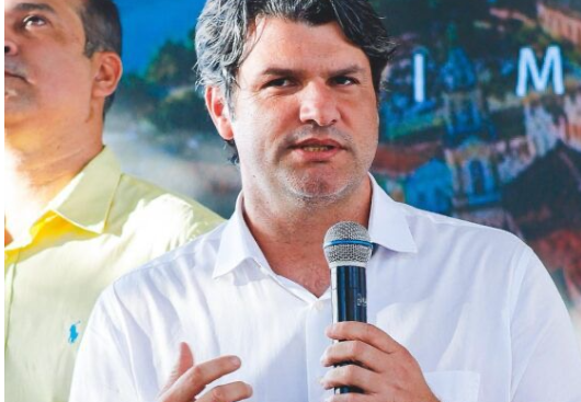 De forma oficial, Leo Bezerra entrega carta de afastamento da presidência do PSB; veja