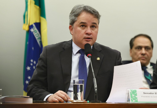 Efraim assina urgência de projeto que defende o Agro e proíbe a desapropriação de terras produtivas