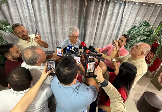 RICARDO COUTINHO EM CAMPINA GRANDE: EX-GOVERNADOR É RECEBIDO EM CAFÉ DA MANHÃ COM A IMPRENSA E CONCEDE ENTREVISTA COLETIVA